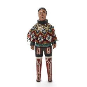 Johannes Kreutzmann, tilskrevet Grønlandsk figur i form af Inuit kvinde af bemalet træ, dekoreret i farver. 20. årh.s begyndelse. H. 38 cm.