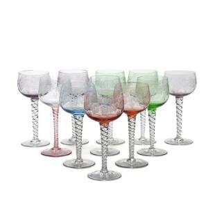 En samling vinglas med snoet stilk og cuppa i forskellige farver, graveret med vinranker. H. 17 cm. 11