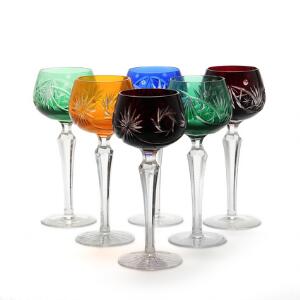 Seks vinglas af bøhmisk krystal med forskellig farvet cuppa, dekoreret med slibninger. H. 19,5 cm. 6