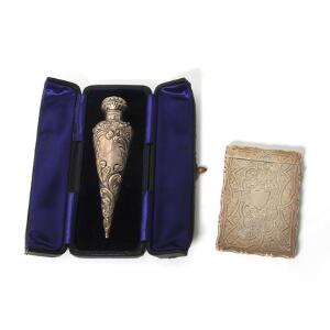 Engelsk parfumeflakon samt visitkortholder af sterlingsølv, dekorerede med bladværk og stiliseret design. Birmingham slutningen af 19. årh. L. 9,5-12,5 cm. 2
