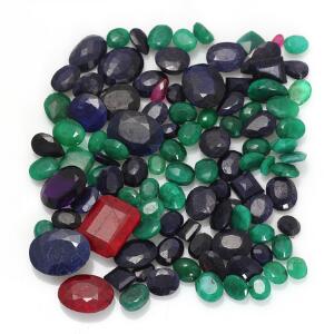 Samling af uindfattede smykkesten bestående af safirer, smaragder, rubiner og ametyst. Vægt i alt ca. 909.18 ct. Certifikater medfølger. Ca. 2013. 50