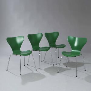 Arne Jacobsen Syveren. Et sæt på fire spisestole opsat på stel af stål. Sæde og -ryg af grønlakeret formbøjet, lamineret træ. Model 3107. 4