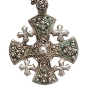 Vedhæng i form af malteser kors, af sølv med tilhørende halskæde. L. ca. 4,5 og 53 cm. Jerusalem, ca. 1950.