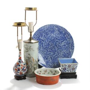To orientalske bordlamper, fad, firsidet skål samt rund skål af porcelæn, dekoreret i farver og guld. 19.-20. årh. Jernrød skål Diam. 20,5. 5