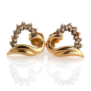 Et par diamantørestikker af 14 kt. guld og hvidgyld i form af hjerter, hver prydet med brillantslebne diamanter. 2