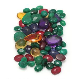Samling af uindfattede facet- og cabochonslebne smykkesten bestående af smaragder, rubiner, safirer, citriner, ametyster og opal. 50