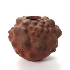 Axel Salto Vase af uglaseret ceramique roche modelleret i spirende stil. Sign. Salto. H. 21.