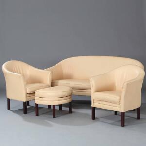 Dansk møbeldesign Dagligstue bestående af fritstående sofa, to lænestole samt taburet. Ben af bejdset bøg. Betrukket med lys farvet skind. 4