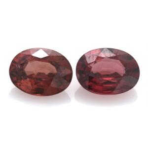 To uindfattede facetslebne zirkoner på i alt ca. 5.38 ct. 2