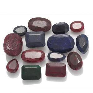 Samling af uindfattede facetslebne smykkesten i forskellige former bestående af safirer, rubiner og smaragd. Vægt i alt ca. 5080.50 ct. 14
