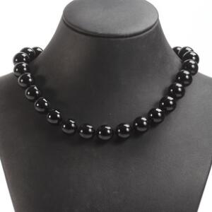 Onyxsmykkesæt bestående af halskæde med magnetlås og ørestikker af sterlingsølv, prydet med henholdsvis cabochonslebne perler af onyx og ovale onyx. 3