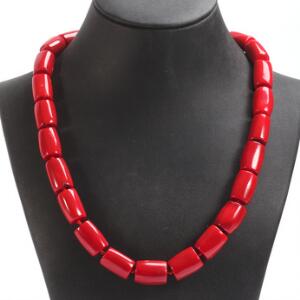 Koralhalskæde prydet med cabochonsleben rød koral. L. ca. 50 cm. 2012.