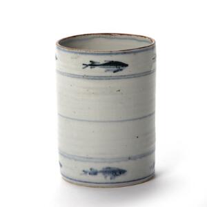 Myre Vasegaard, Gertrud Vasegaard Cylinderformet vase af porcelæn. Dekoreret med lys glasur med fiskemotiv i blåt, øverste kant med brun glasur.