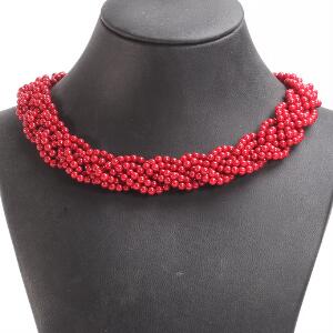Koralhalskæde prydet med flettede perler af røde koraller. perlediam. ca. 0,3 cm. L. ca. 42 cm.