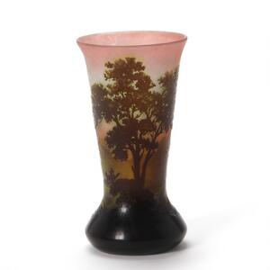 Emile Gallé Vase af klart- og rosa glas med overfang af grønt glas, dekoreret med motiv i form af træer og sø. Stemplet Gallé. H. 20,7.