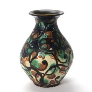 Herman A. Kähler Vase af lertøj dekoreret med hornmalet glasur i blåt, mørkebrunt, rødbrunt og grønt. Sign. HAK, Danmark. H. 25.