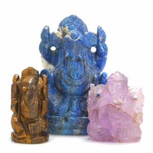 Tre Ganeshafigurer udført i henholdsvis tigerøje, lapis lazuli og rosenkvarts. Vægt ca. 151, 690 og 183 gr. Ca. 2013. 3