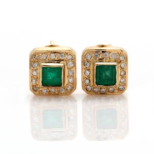 Et par smaragd-og diamantørestikker af 18 kt. guld hver prydet med facetslebet smaragd omkranset af talrige brillantslebne diamanter. L. 1,1 x 1,1 cm. 2