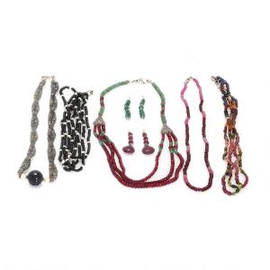Smykkesamling bestående af fem halskæder prydet med kvarts, rubiner, smaragder, safirer, citriner, peridoter og diverse smykkesten. 9