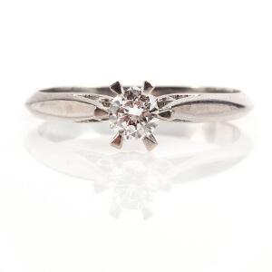 Diamantring af 14 kt. hvidguld prydet med brillantslebet diamant på ca. 0.28 ct. Str. 55.