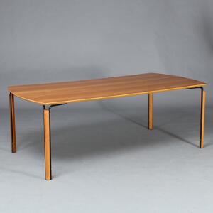 Dansk møbeldesign Rektangulært spisebord med stel af sortlakeret stål. Top samt ben af kirsebærtræ.