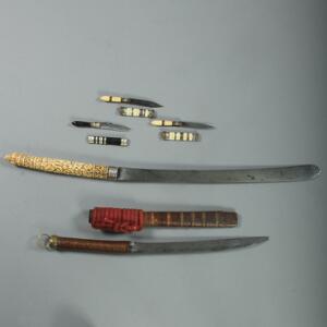 To burmesiske Dha og tre miniatureknife. 5