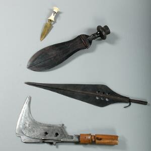 Tre afrikanske knive og et do spydsblad. 4
