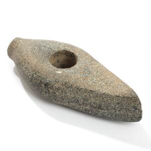 Dansk enkeltgravs stridsøkse med skafthul af udhugget og poleret sten. Ca. 2.600 f.kr. L. 14.