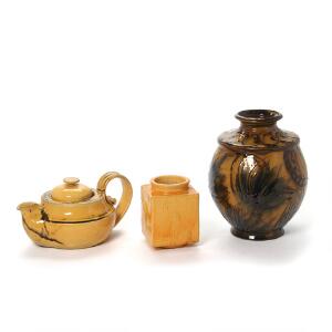 Kähler Rund vase, firsidet vase samt thekande af lertøj. Dekoreret med hhv. hornmalet glasur i brunt og blåt samt uranglasur. 3
