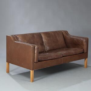 Børge Mogensen Fritstående to-personers sofa med ben af eg. Sider, ryg samt løse hynder betrukket med patineret brunt skind. Model 2212.