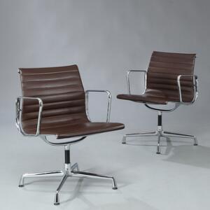 Ray Eames, Charles Eames Aluminium Group EA 108. Et par armstole med drejestel af forkromet aluminium, sæde og ryg med brun skind. 2