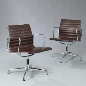 Ray Eames, Charles Eames Aluminium Group EA 108. Et par armstole med drejestel af forkromet aluminium, sæde og ryg med brun skind. 2