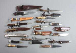 en samling knive. 14