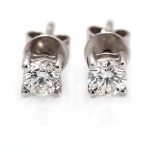 Et par diamantørestikker af 18 kt. hvidguld hver prydet med brillantslebet diamant på ialt ca. 0.60 ct. Farve. Wesselton. Klarhed. VS1. Ca. 2000. 2