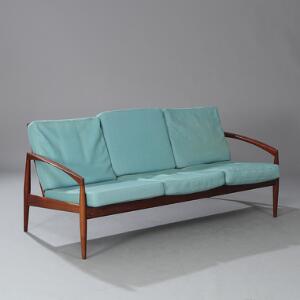 Kai Kristiansen Tre-pers. sofa med stel af palisander. Løse hynder i sæde og ryg betrukket med lyst blåt stof. Model 121. L. 167.