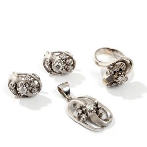 Diamantsmykkesæt af 18 kt. hvidguld, bestående af ring, vedhæng og et par ørestikker, prydet med talrige brillantslebne diamanter. Ringstr. 51,5. 4