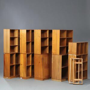 Mogens Koch Reolvæg af massiv elm, bestående af skab, otte bogkasser, en halv bogkasse samt syv tilhørende sokler. 17