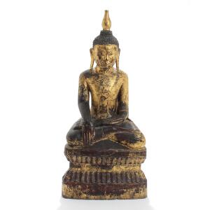 Siddende Buddha på trone. Figur af udskåret og delvis forgyldt træ. 19. årh. H. 75.