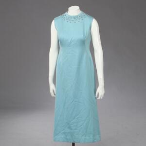 Lys blå vintage Frico kjole med store similisten på kraven. Str. 42.