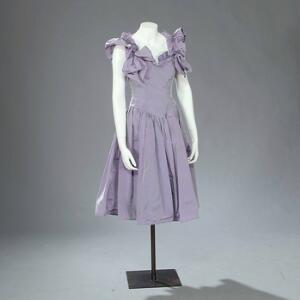 Lilla festkjole af 100 silke, fra Saks Fifth Avenue. Str. 36. L. ca. 95 cm. 1980erne.