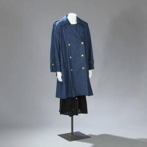 Donna Karen, Fendi Blå frakke med forgyldte knapper i str. L, L. ca. 100 cm. Samt sort nederdel med shorts med forgyldte knapper. Str. 36. L. ca. 88 cm. 2
