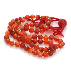 Lang agathalskæde prydet med perler af facetslebet og udskåret agat i rødlige nuancer. Perlediam. ca. 1 cm. L. ca. 106 cm.