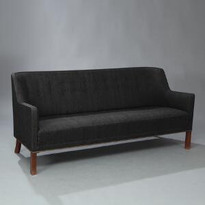 Ole Wanscher, tilskrevet Fritstående 2,5 personers sofa med originalt betræk i sæde, sider samt dybthæftet ryg af grå uld. Udført for Illums Bolighus.