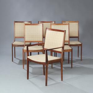 Ubekendt designer Sæt på 12 spisestuestole af palisander, heraf to med armlæn. Sæde og ryg betrukket med lyst stof. 12