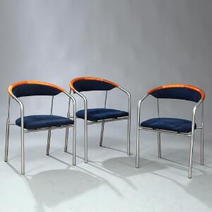 Henrik Tengler Chairman. Et sæt på tre armstole med kopstykke af kirsebær, stel af børstet stål. Sæde og ryg betrukket med blå alkantara. 3