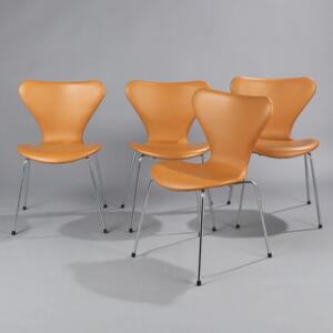 Arne Jacobsen Syveren. Et sæt på fire stole med stel af forkromet stål, sæde og ryg med patineret cognacfarvet skind. Model 3107. 4