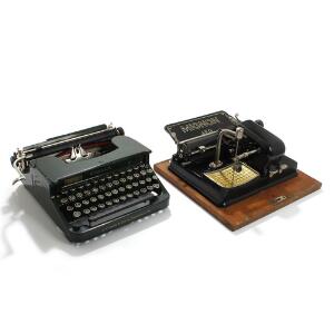 Mignon og Corana. To skrivemaskiner af sort- og grønlakeret metal, i tilhørende transportkasse. 1920-30erne. 2
