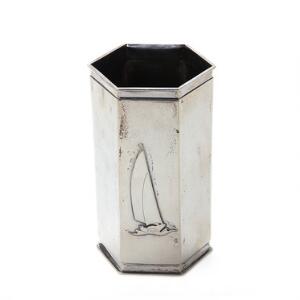 A. Michelsen Sekskantet vase af sterlingsølv, dekoreret med sejlbåd, fugl og blomst i let relief. København 1930. H. 14 cm. Vægt 326 gr.