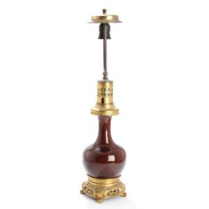 Bordlampe af porcelæn, dekoreret med brun glasur, prydet med monteringer af forgyldt bronze. Ca. 1900. H. inkl. montering 63.