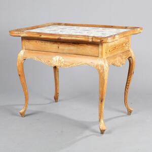 Dansk rococo flisebord af udskåret og delvis forgyldt fyrretræ, plade med 24 manganfarvede fliser. 18.-19. årh. H. 79. L. 98. B. 71.